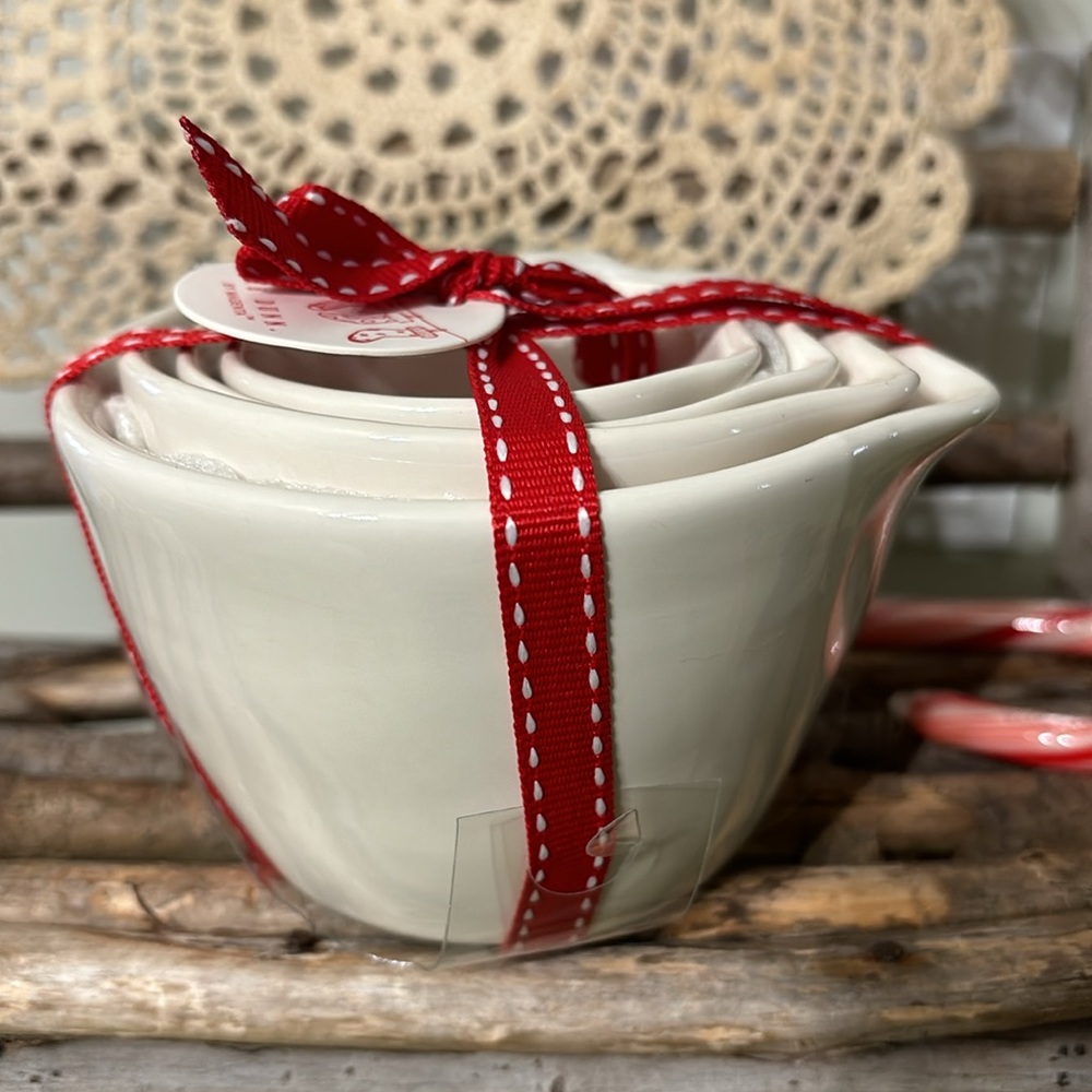 LAST SET! RAE DUNN CANDY CANE CHRISTMAS MEASURING CUPS - Picture 3 of 7